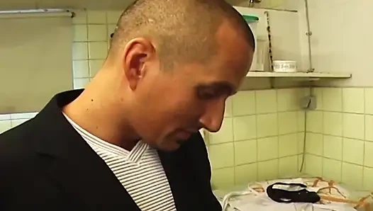 Gözleri bağlı hizmetçi sidik sırılsıklam oluyor ve götü derinden parmaklanıyor