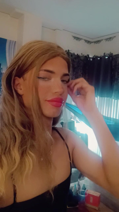 Przebrana sissy laleczka