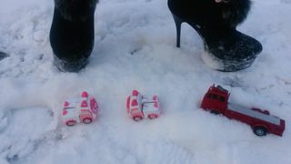 Winter crush：lady l crush 3 玩具车。