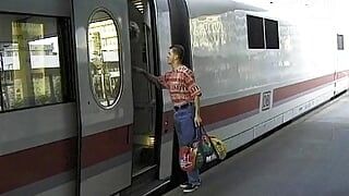 Une blonde allemande sexy aux seins ronds incroyables fait plaisir à un mec dans un train