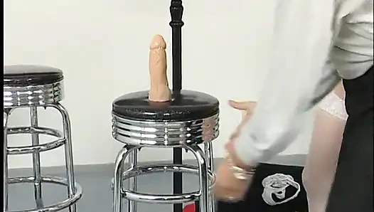 Orta yaşlı seksi kadın büyük bir dildo emiyor ve sonra üstüne oturuyor ve amının derinliklerine sokuyor