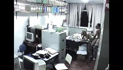 Azgın çalışanlar mesai sonrası ofiste seks yapıyor