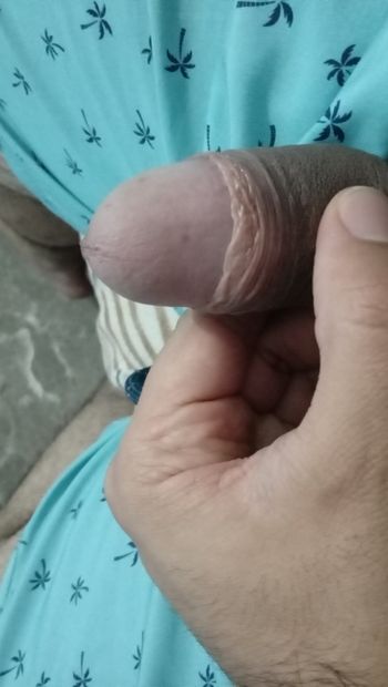 Puxando meu pau para se masturbar