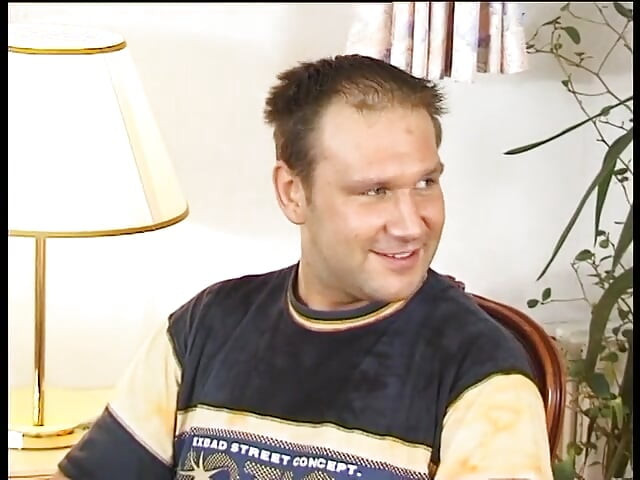 Fată sexy călărește o pulă uriașă în timp ce suge o alta până la o ejaculare