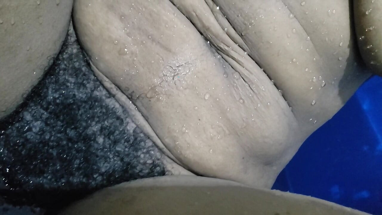 Sex cu înregistrare de acasă cu ploaie, soție sexy pizdă mare și pizdă păroasă de aproape care transportă
