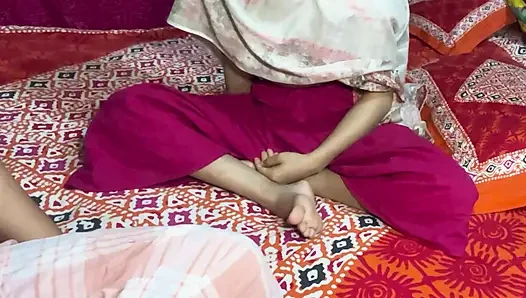 Üvey kız kardeşim sert sikişirken onunla sikişiyorum
