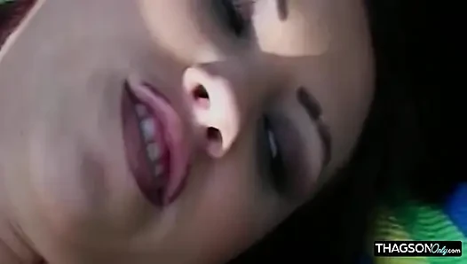 Tante seksi rambut cokelat di kolam renang dientot habis-habisan sampai becek