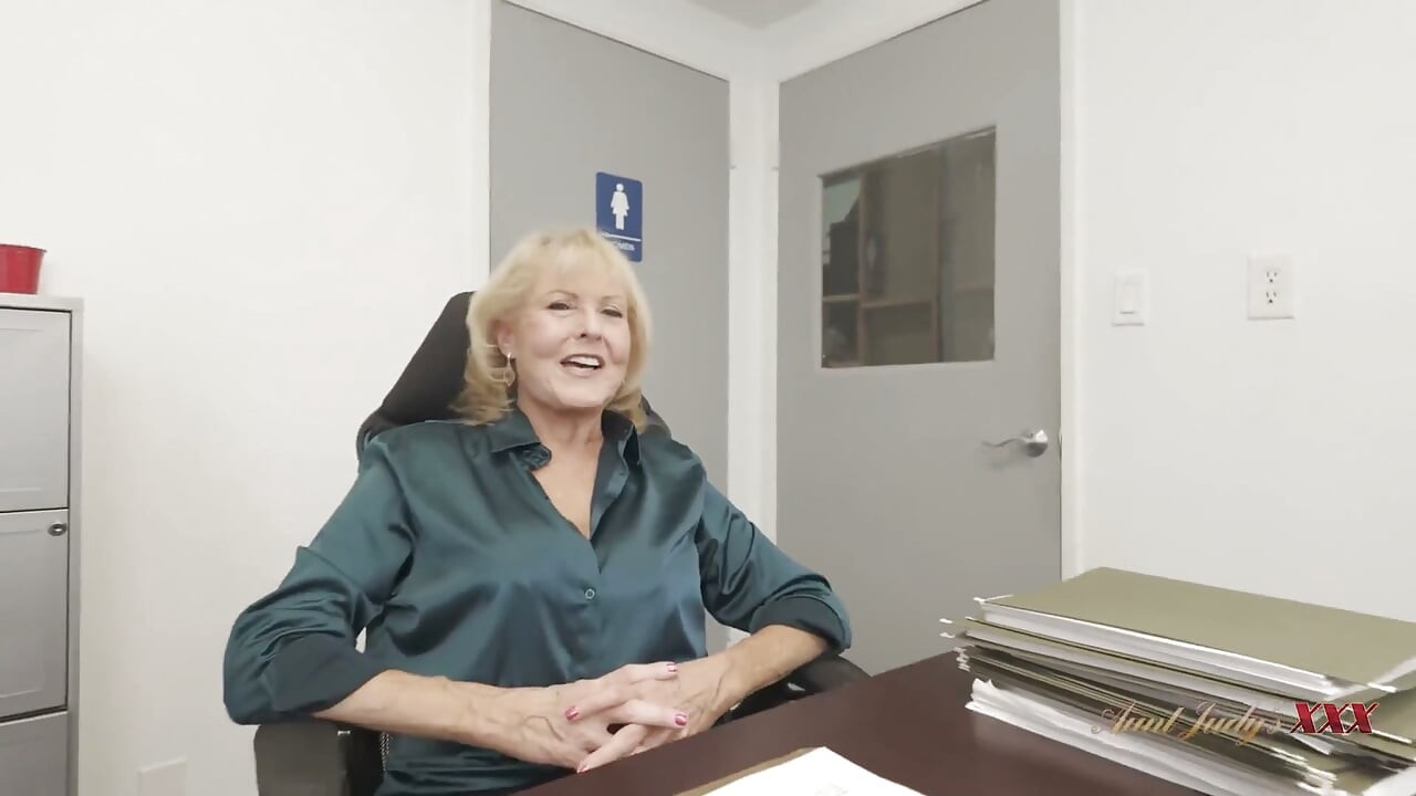 AuntJudysXXX - uma entrevista de emprego safada com peituda chefe GILF Desiree Eden