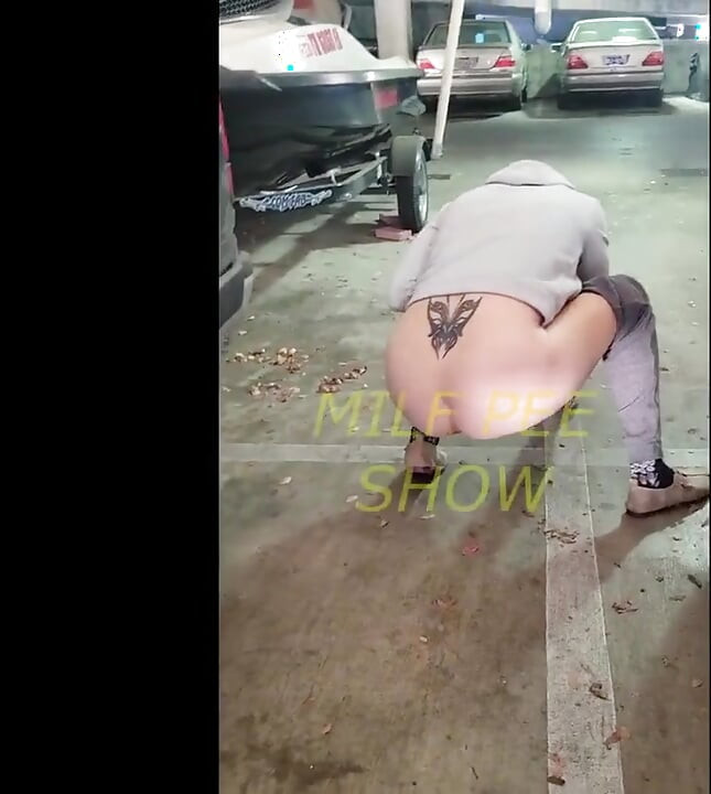MILF Pee Show