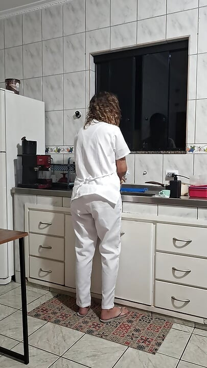 Hizmetçi bulaşıkları yıkarken mutfakta götten sikiliyor.