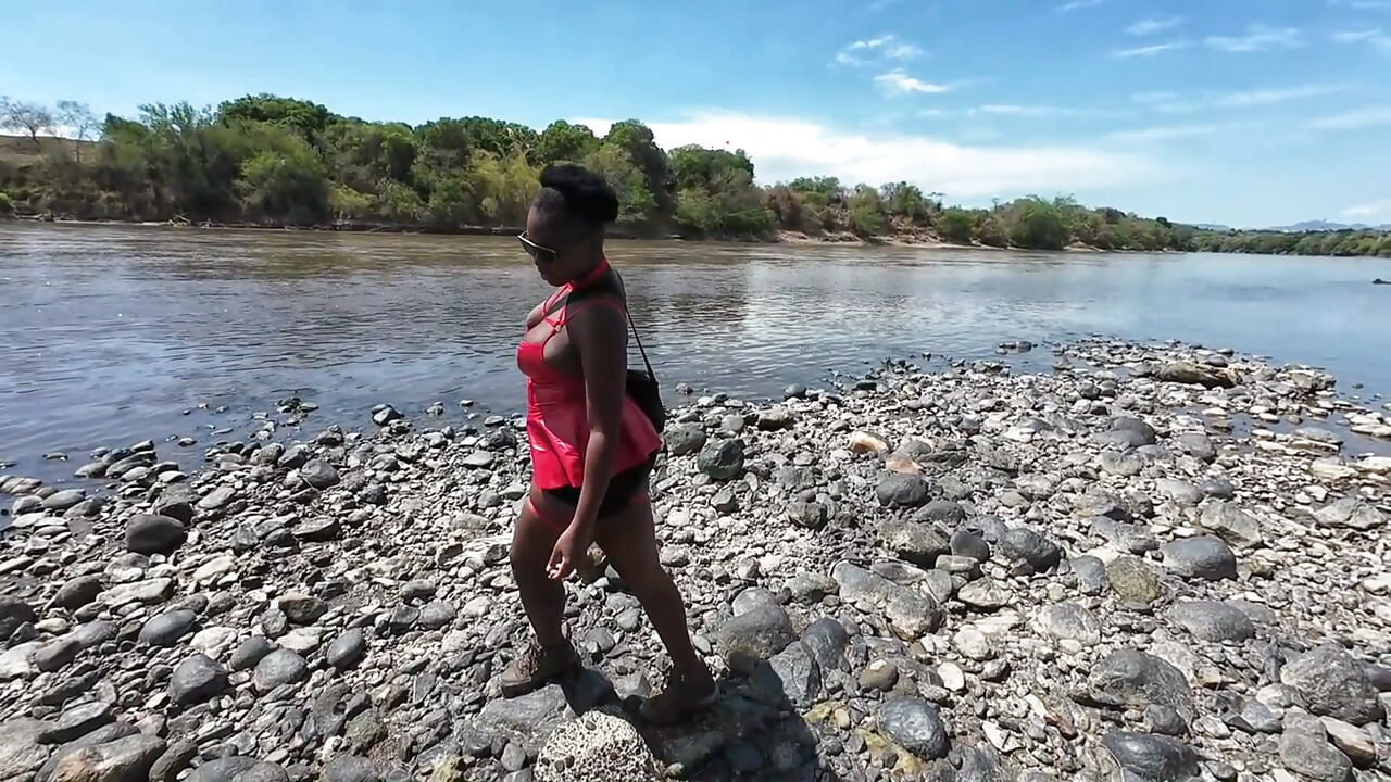 A puta "Out The Mud" de vermelho na rua, continuou a andar e encontrou uma paisagem linda. Tinha planos para tornar tudo ainda melhor - Mastermeat1