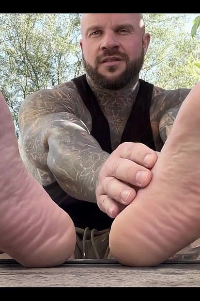 刚从健身房回来, 我就坐在后院