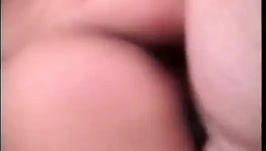 Güzel kıvırcık saçlı zenci hatun beyaz yarak için uzun bacaklarını açıyor