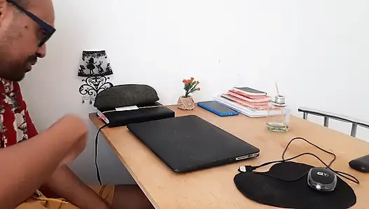 Dia meneteskan air liur, sedemikian rupa sehingga dialah yang memintanya.