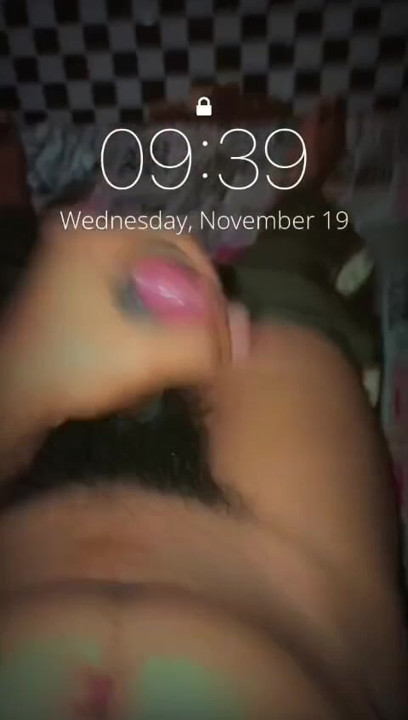 Joven indio chico masturbándose y corriéndose blanco