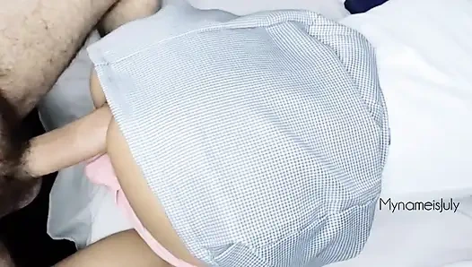 Cabul membawa seorang siswi ke rumahnya untuk bercinta ketika ibu tidak ada di rumah