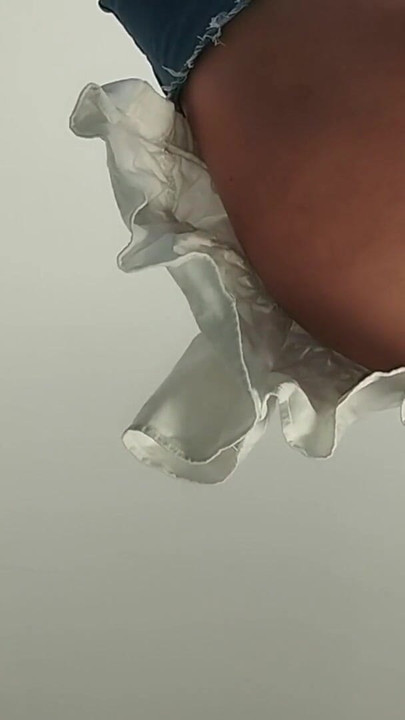 Momento commovente da "la maliziosa sexy milf prova vestiti nudi. La figa pelosa latina prova i vestiti a letto.