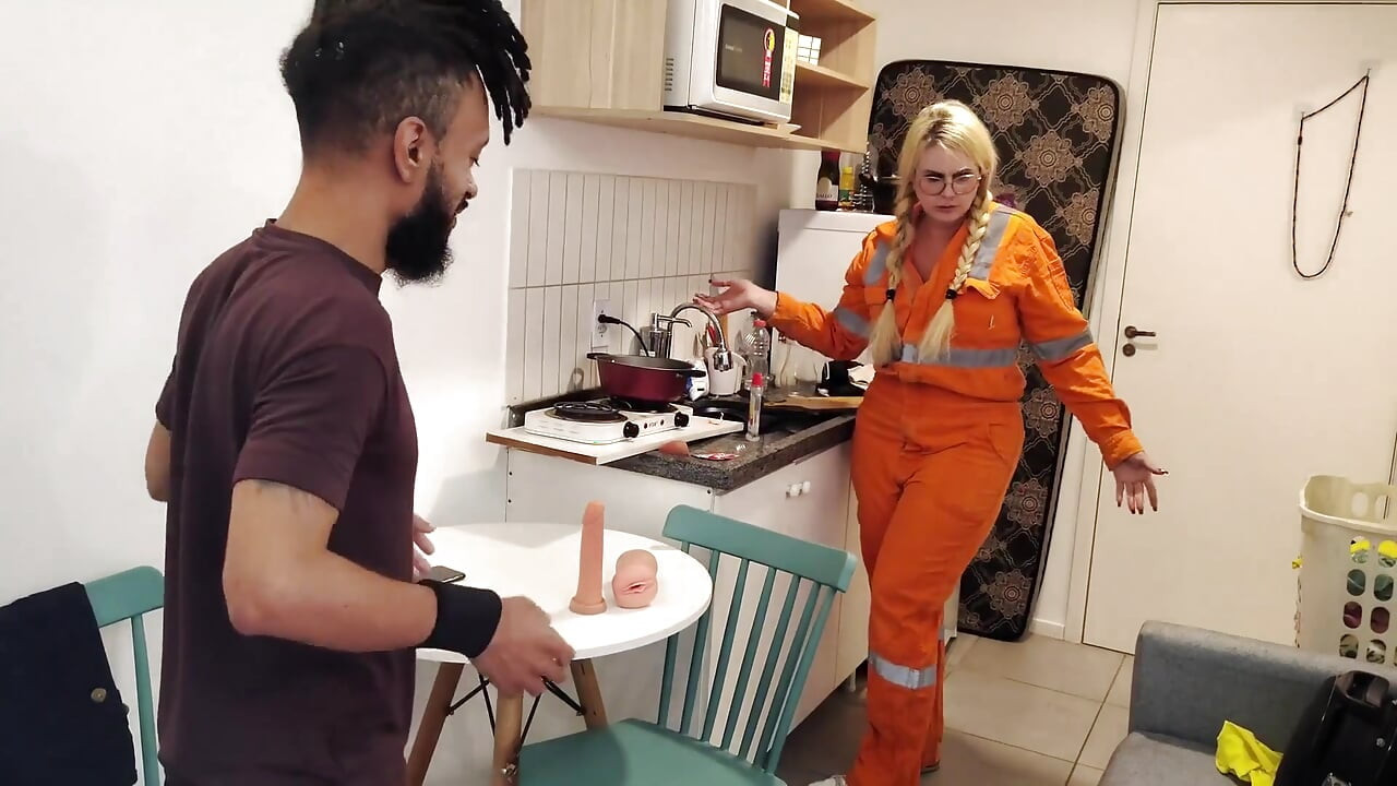 Mini Zinho si najal instalatérskou službu, nakonec bylo překvapením, že se objevila krásná žena, která službu provedla