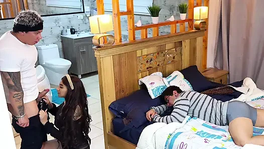 Aynı günde iki! Erkek arkadaşımı ve tesisatçıyı aynı odada siktim!