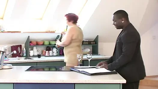 Vollbusige reife deutsche schlampe von bbc in der küche gefickt