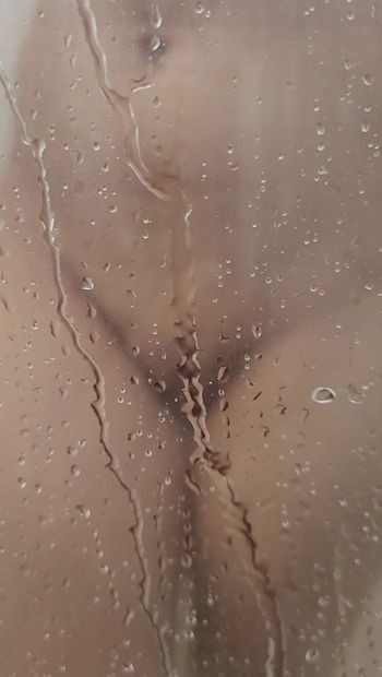 Vrouw in bad, klaar voor seks