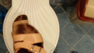 Éjaculation dans des sandales de femmes inconnues