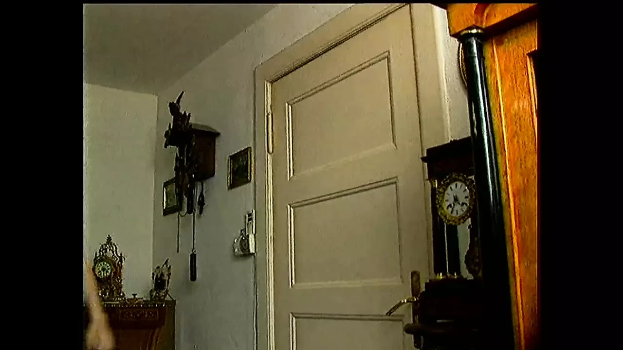 Maćeha i polu ćerka ližu jedna drugu i onda jebu polu-fam prijatelja sa velikim tvrdim kurcem