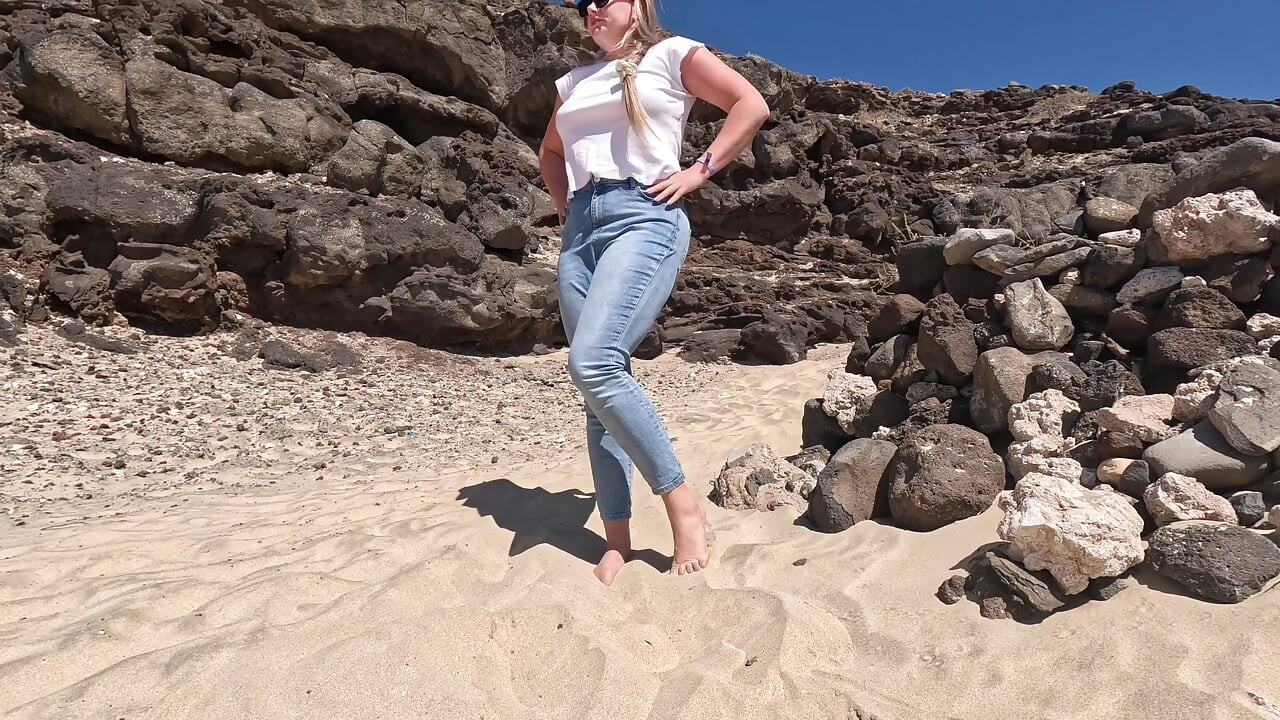 Casual Beach Pee - Jeans Wetting Outdoors