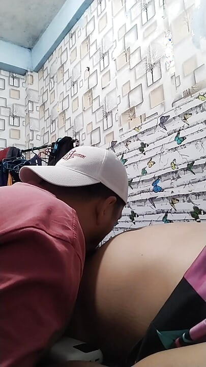 在我们吃晚餐之前，我先吃他的鸡巴。
