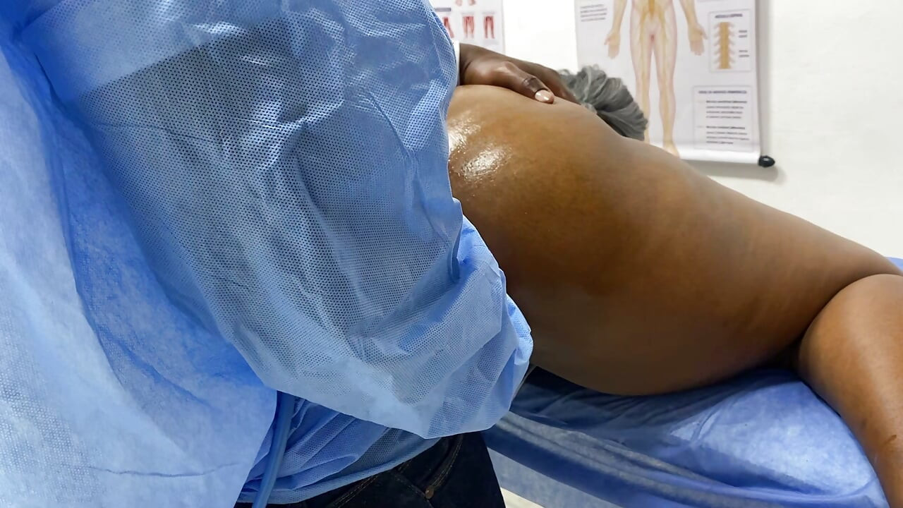 Bác sĩ phụ khoa sờ soạng cô ấy để kiểm tra nhưng cô ấy lại bị kích thích ngay giữa phòng khám