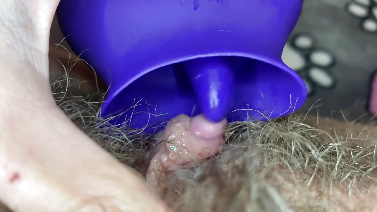 Extrem närbild stor klitoris slickar leksak orgasm hårig fitta