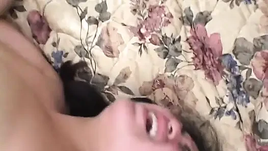 Tombul kaltak sıkı amını siktiriyor