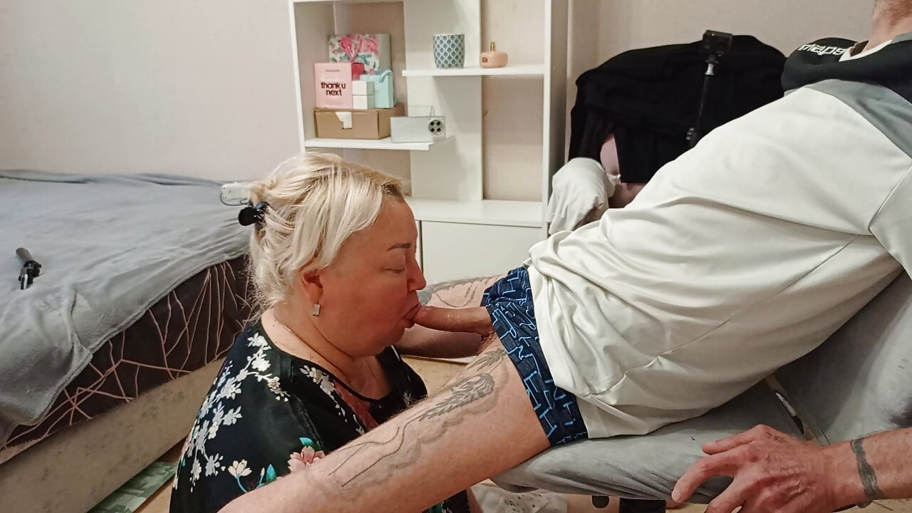 Susjeda puši kurac da dobije dovoljno sperme