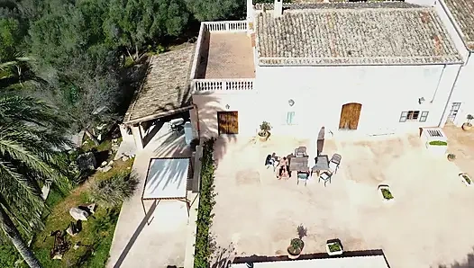 Zwei heiße mädchen lassen sich im freien verwöhnen