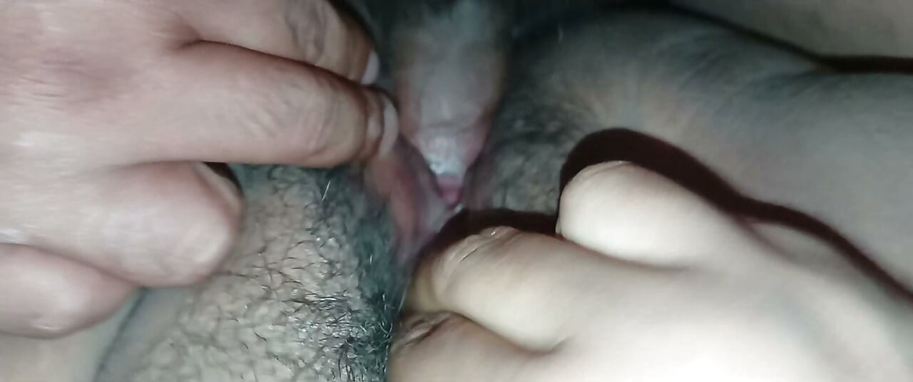 حطيت زبي في كس حماتي وهي كانت ساخنة جداً ونزلت من كسها