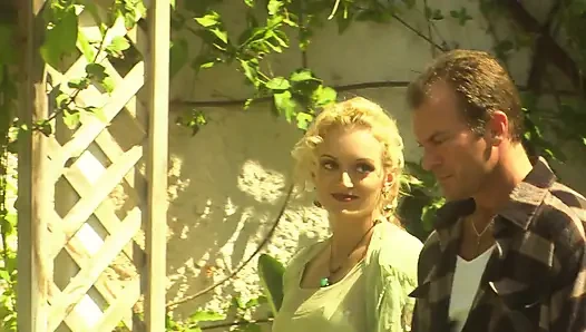 Tante seksi nyepong kontol besar sebelum dientot habis-habisan