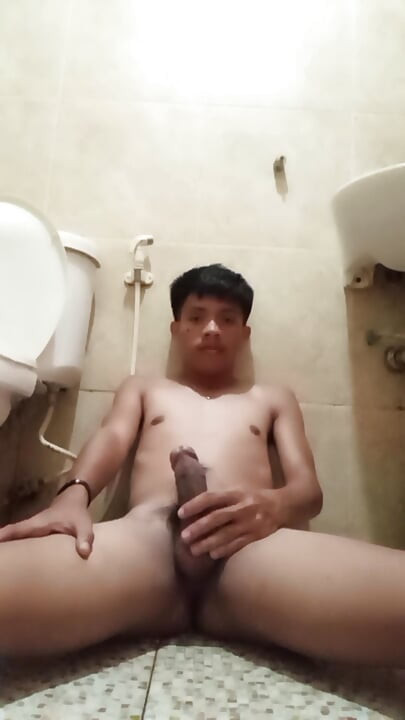 Cewek kembar Filipino ngocok kontol di kamar mandi - eksklusif fleshlab