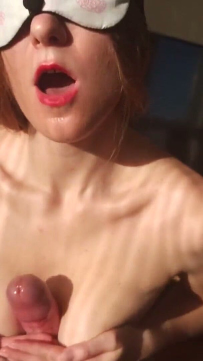 Fantastiskt avsugning och tittyfuck med cumshot på brösten | Clip 3
