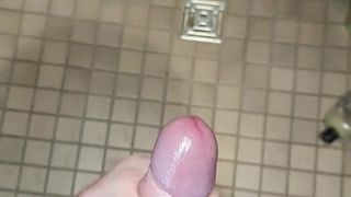 Huge cumshot in der Dusche