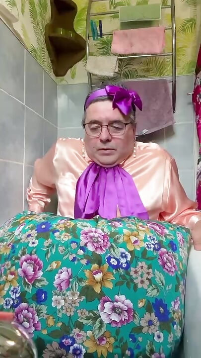 În ținută de servitoare retro pentru a face o baie complet îmbrăcată