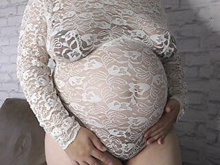 9 miesięcy ciąży bbw slutwife mleczna Mari pokazuje jej ogromne piersi karmiące piersią, owłosione cipki i duży brzuch