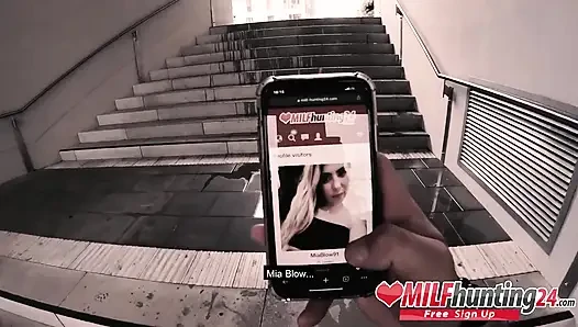 Pemburu tante seksi ngentot memek mia habis-habisan sampai crot di mulutnya!