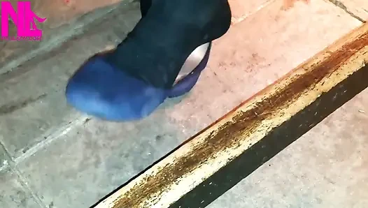 Дрючи в синих балетках в баре