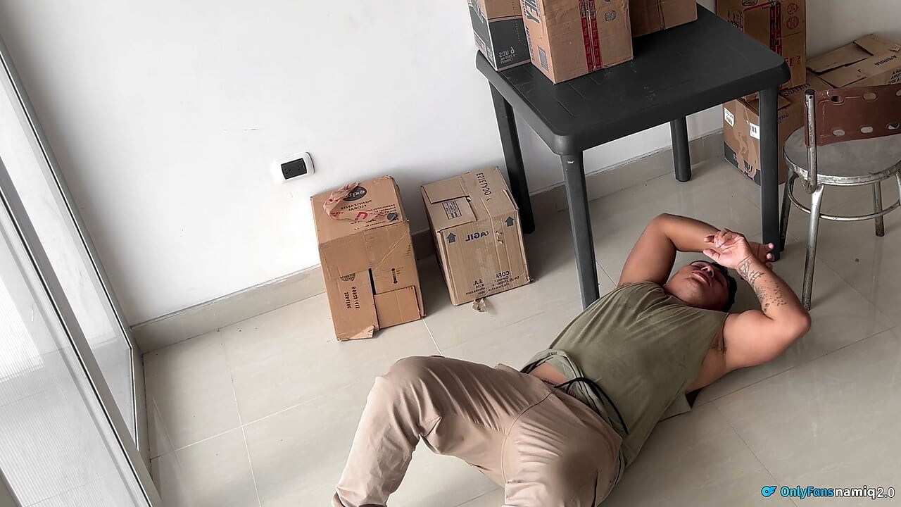 HE DISCOVERS ME IN A NAP AT WORK... AND SO THAT THEY DON'T TAKE ME OUT I DO THIS