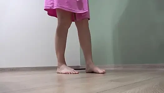 Giantess Housewife Anna Shows Her Feet