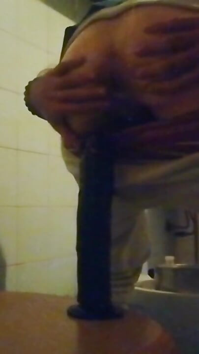 若い男は肛門性交を楽しんでいます