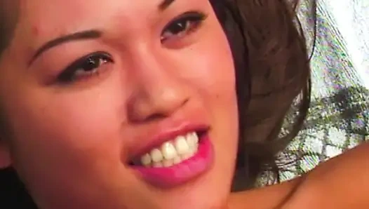 College Confessions: Heißer Pool-Sex mit asiatischer