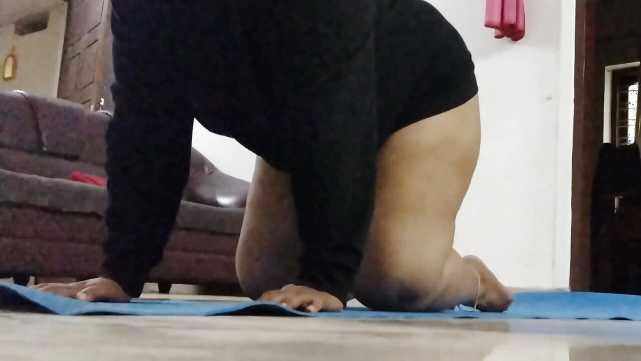 귀여운 통통한 집 마누라의 토플리스 요가 연습