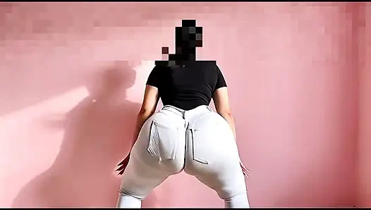 Güzel büyük götlü kız sallıyor 2