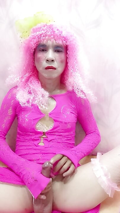 Oanh Le transgender w seksownej sukience robi sobie selfie